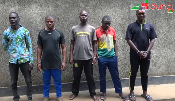 Abapolisi bakekwaho kurinda Evariste Ndayishimiye batawe muri yombi bazira kwambura umuturage miliyoni 15 Fbu