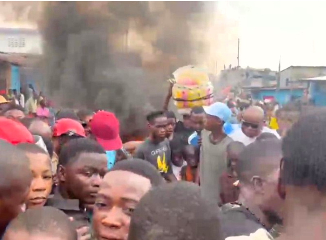 Kinshasa: Abaturage batwitse imodoka ya FARDC ihinduka umuyonga nyuma y’uko umusirikare yishe umumotari