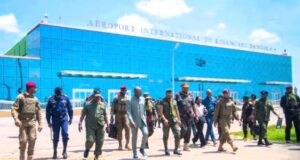 Ingendo z’indege zahagaritswe igitaraganya i Kisangani nyuma y’ibitero bikomeye