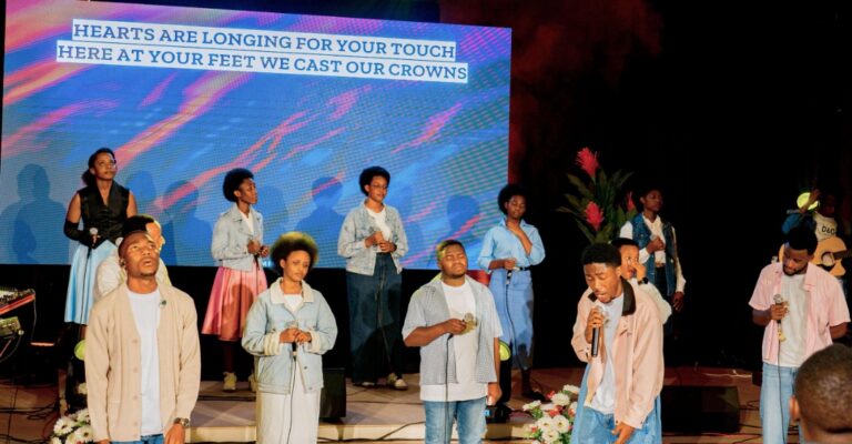 “Twifuza ko abantu bakira ibyiringiro n’umunezero biri muri Kristo”:Shalom Family ku ndirimbo yabo nshya ‘Jehovah Has Done Me Well’