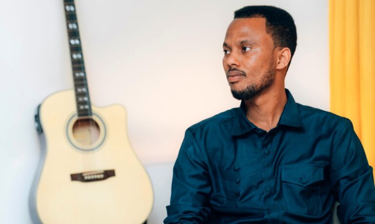 “Ntugasuzugure abo Imana yihitiyemo”: Gad Rwizihirwa mu butumwa bukomeye bunyuze mu ndirimbo ye nshya yise “Intare”