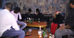 Polisi y’u Rwanda yihanangirije abategura House Party nyuma yo gufatira urubyiruko runywa inzoga zaciwe ku isoko