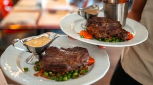 Byahuruje benshi! Restaurant yashyizeho ijoro ryihariye ryo kwakira abakiliya bambaye ubusa
