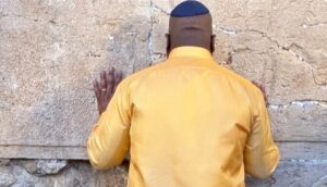 Tshisekedi yasuye urukuta rw’amarira, aha Imana ibyifuzo bye i Yeruzalemu