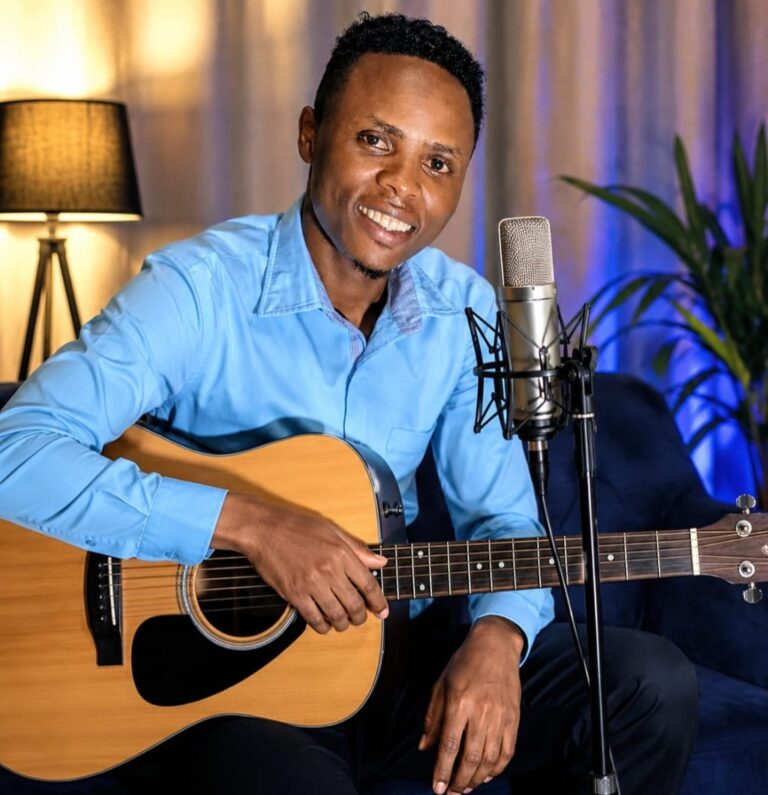 Emmy yahishuye uko ikibazo gikomeye yahuye na cyo cyamuhaye igitekerezo cyo gukora indirimbo “Data Watwese”